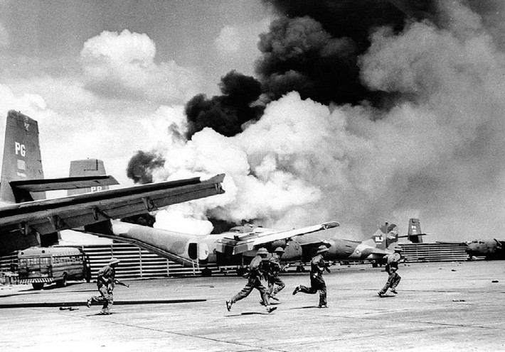 Bộ đội giải phóng tiến vào đánh chiếm sân bay Tân Sơn Nhất, ngày 30/4/1975. Có thể thấy, còn vô số máy bay vận tải của quân đội chính quyền Sài Gòn bị bỏ lại.
