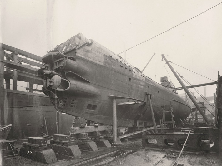 Trong Chiến tranh thế giới 1, Đức đã chế tạo 1.162 tàu ngầm U-boat. Tên của tàu ngầm này là từ viết tắt của từ “Unterseeboot” (trong tiếng Đức có nghĩa là tàu hoạt động dưới đáy biển). Trong ảnh là bốn ống phóng ngư lôi và cánh hỗ trợ lặn của tàu ngầm UB-110.