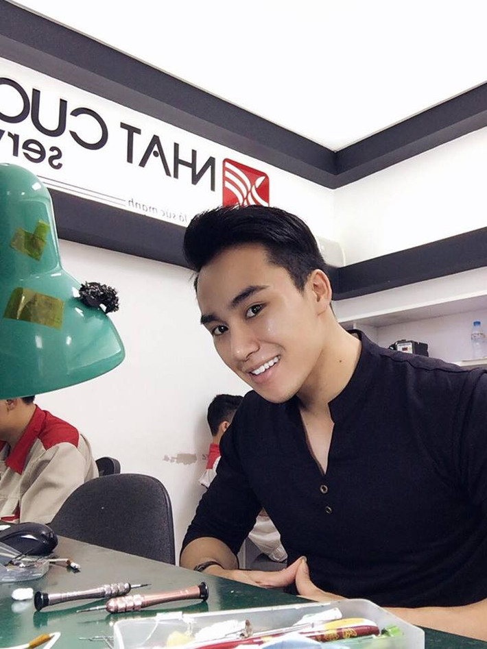 Chàng hot boy sửa điện thoại sở hữu khuôn mặt điển trai, thân hình chuẩn, cơ bụng 6 múi... đang khiến chị em "phát cuồng" có tên Tưởng Ngọc Minh sinh năm 1991, tại Hà Nội.