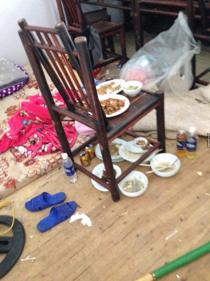 Cư dân mạng không ngừng "ném đá" cô nàng xinh đẹp bị tố ở bẩn này: "Phòng ngủ không khác gì chuồng lợn"; "Khiếp con gái con lứa!"; "Xinh mà ở bẩn thế thì không chấp nhận được"...