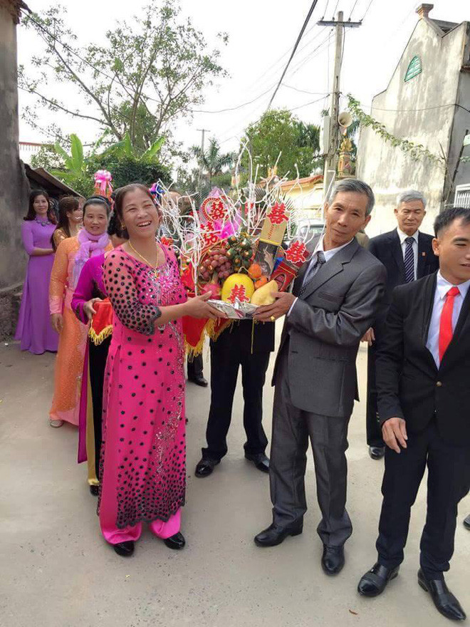 Khác với hình ảnh quen thuộc trong các đám ăn hỏi ở Việt Nam với đội hình bê tráp toàn nam thanh, nữ tú, đám hỏi được cho là ở Hưng Yên này lại gây chú ý với hình ảnh toàn những người lớn tuổi quần là áo lượt bê tráp cho đôi uyên ương.