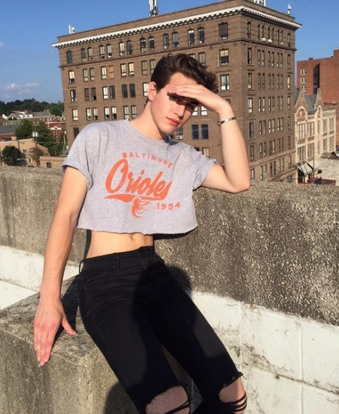 Tận dụng lợi thế vòng eo nhỏ và săn chắc, Conner Salas thường xuyên diện những chiếc áo crop top khoe triệt để vòng hai.