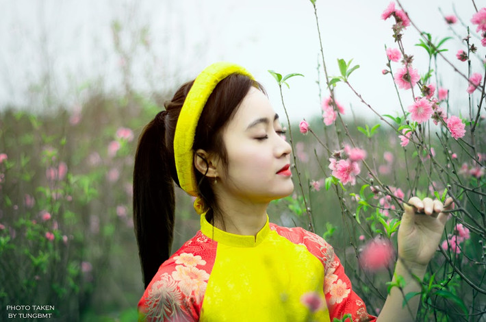 Chia sẻ với PV Kiến Thức, cô giáo hot girl cho biết: "Học trò cũ của mình rất đam mê nhiếp ảnh. Vốn dĩ cô trò rất thân thiết nên mình cũng muốn thực hiện cho bộ ảnh kỷ niệm. Trang phục áo dài, khăn xếp đều do các em lo hết".