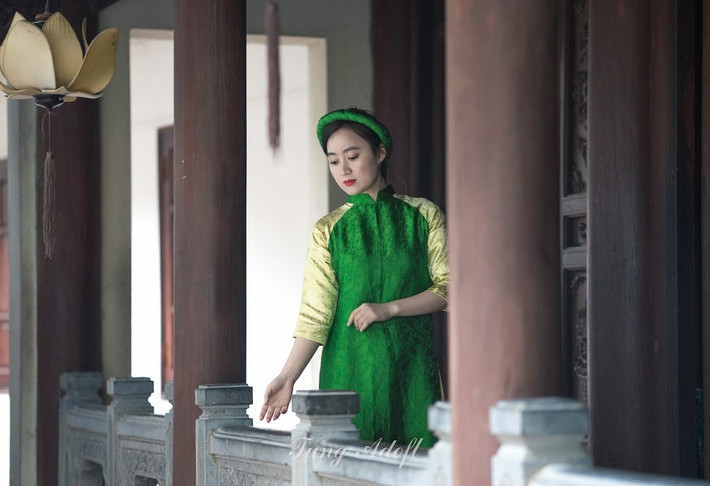 "Biết cô vừa chụp ảnh Tết nên khi lên lớp học trò trêu đùa nhiều lắm. Vì vui nên cô cũng trêu đùa lại các em", cô giáo Quỳnh chia sẻ. "Cô giáo thân yêu chuẩn bị vào showbiz đến nơi rồi", "Xinh quá cô ơi!"... là những bình luận các học trò dành tặng cho bộ ảnh của cô giáo.