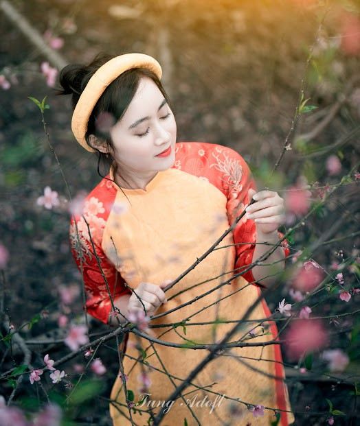 Nguyễn Ngọc Quỳnh - cô giáo 8X xinh đẹp dạy môn Địa lý trường THPT Lê Quý Đôn, Hà Nội - vừa thực hiện bộ ảnh Tết tràn ngập sắc xuân khiến những học trò của cô phải trầm trồ. Ảnh: Dương Vũ & Tungbmt.
