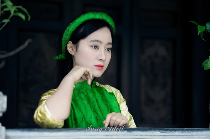 Tại một khung cảnh khác chụp ở chùa Vạn Niên, Tây Hồ, Hà Nội, cô giáo 8X trong tà áo dài truyền thống, khăn xếp gợi nhớ về cái Tết xưa.