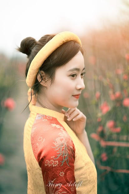 Được biết, bộ ảnh Tết này do chính hai học trò cũ của cô giáo Ngọc Quỳnh thực hiện. Dù đã ra trường được 6 năm nhưng cô và trò vẫn rất thân thiết. Muốn có một món quà tặng cô làm kỷ niệm, lưu giữ tình cảm cô trò nên cả hai đã ngỏ ý muốn cô làm mẫu cho bộ ảnh Tết của mình.