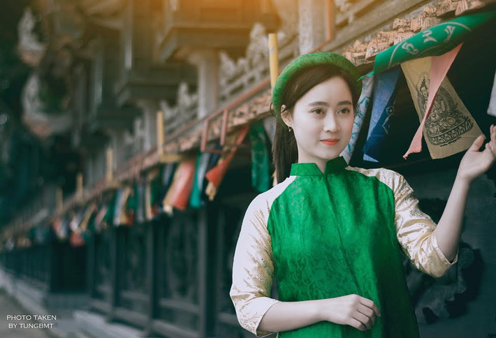 Để cho ra đời hai bộ ảnh Tết này, cô trò đã mất 5 ngày để xếp lịch, make-up, chọn trang phục và địa điểm.