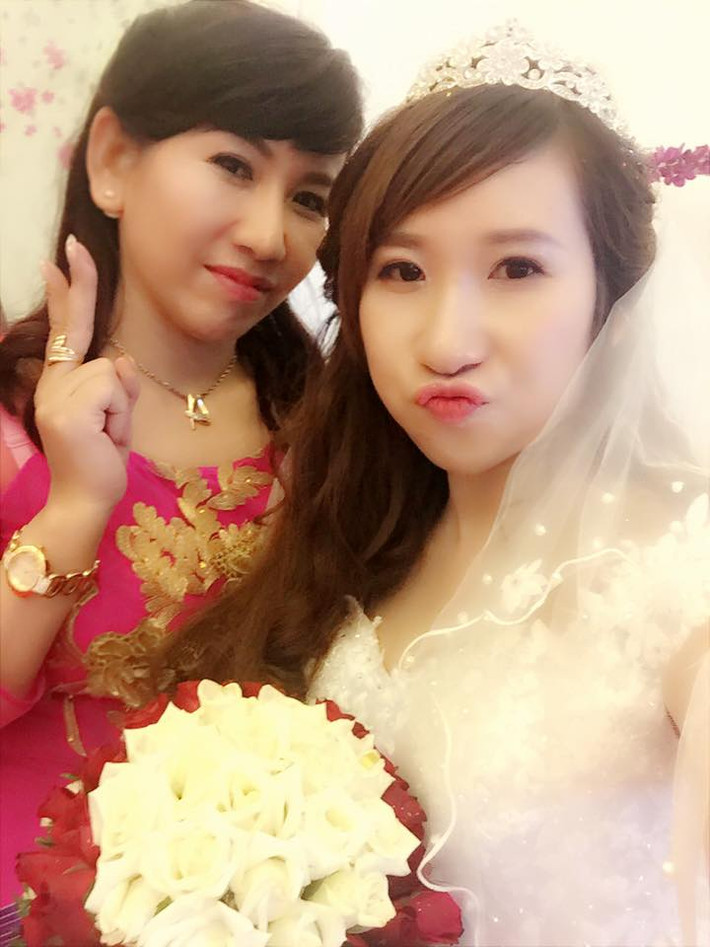 Mặc dù ít chăm sóc cho bản thân nhưng cô Hồng lại vẫn giữ gìn được nhan sắc và sức khỏe hiếm có ở tuổi của mình. Bà ngoại 48 tuổi còn có phong cách ăn mặc khá trẻ trung. Trong ảnh, Hồng Liên chụp cùng mẹ trong đám cưới của mình.