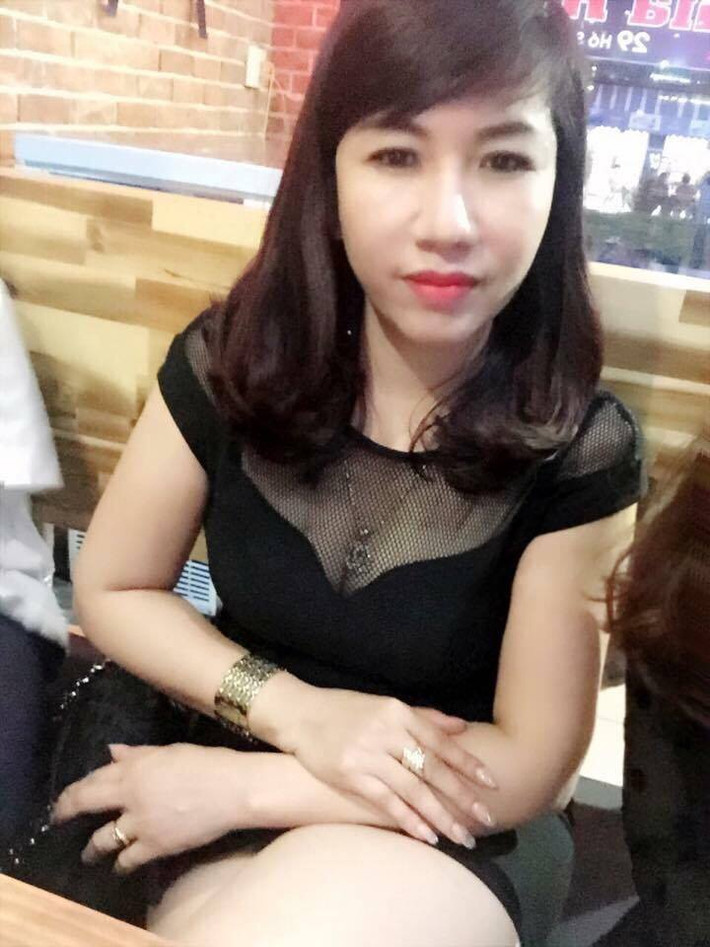 Dù đã gần 50 tuổi nhưng cô Hồng vẫn rất trẻ trung, làn da căng bóng, trắng mịn và không hề có dấu vết thời gian trên khuôn mặt. Được biết mặc dù sở hữu ngoại hình như con gái nhưng bà ngoại U50 lại không hề có bí quyết gì.