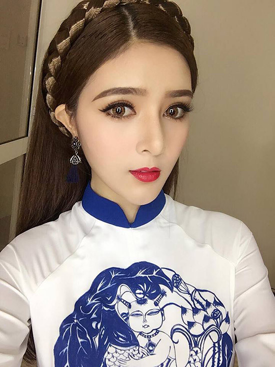Trong một số bức ảnh mới đây bị cho là chỉnh sửa quá đà, hot girl Lilly Luta (tên thật là Nguyễn Thị Lượm) xuất hiện với chiếc cằm nhọn hoắt, đôi mắt to thiếu cân đối.