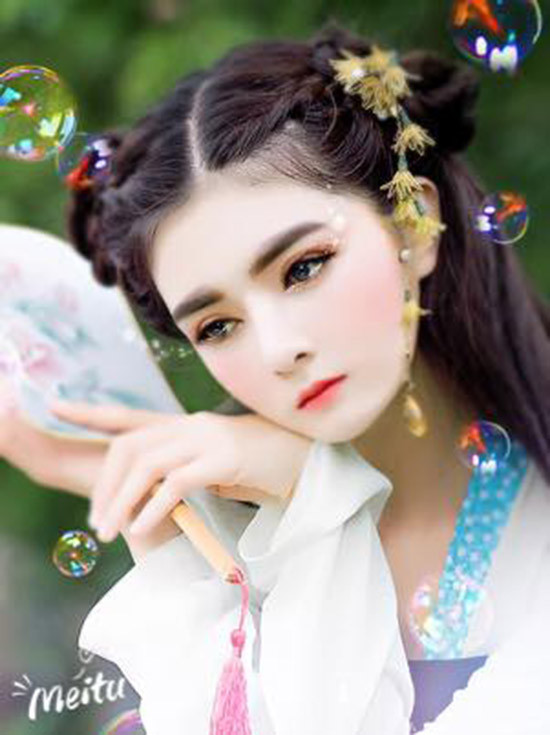 Tuy nhiên, vẻ đẹp thiếu cân đối của cô nàng trong một số bức ảnh chỉnh sửa quá đà lại bị dân mạng chê "tơi bời".