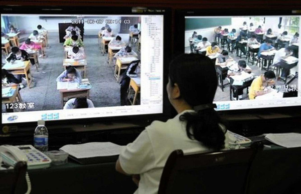 Với hàng loạt thiết bị hiện đại này, thí sinh có còn dám "ho he"? Ảnh: Reuters.