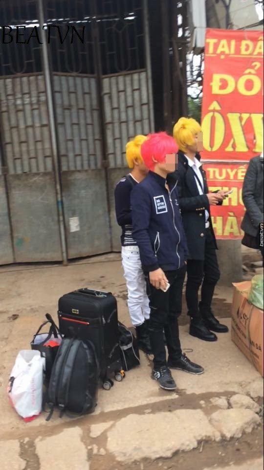 "Mới nhìn qua thì tưởng HKT về quê ăn Tết!!!", "Làm tóc 13 năm, mở 3 cái salon. Mình đồng cảm với những khách hàng thế này", "'Sờ tai' ấn tượng phết đấy!"... là những câu bình luận khiến nhiều người phải thốt lên khi nhìn thấy mái đầu sặc sỡ nhất dịp Tết Đinh Dậu này.