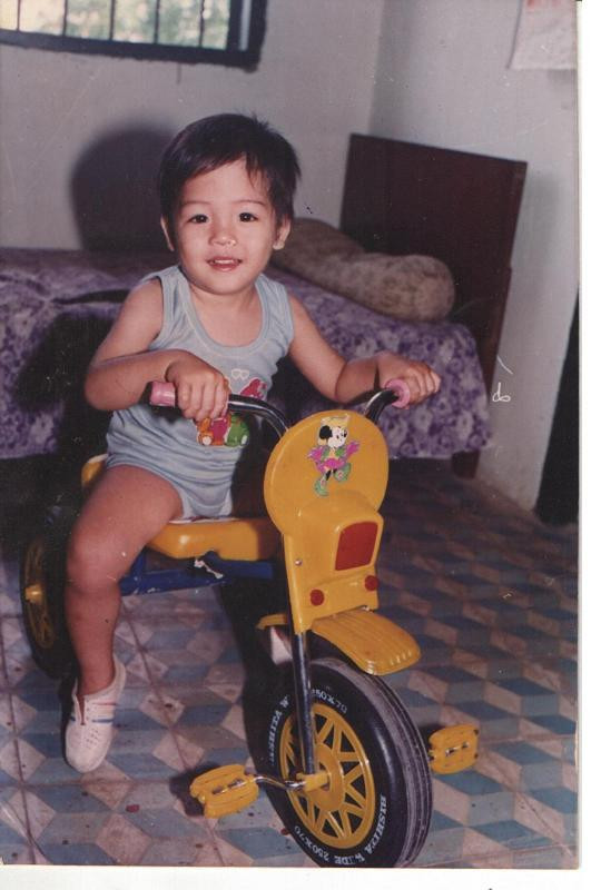 Những bức ảnh hồi nhỏ của hot boy tài xế cũng khiến dân mạng thích thú.