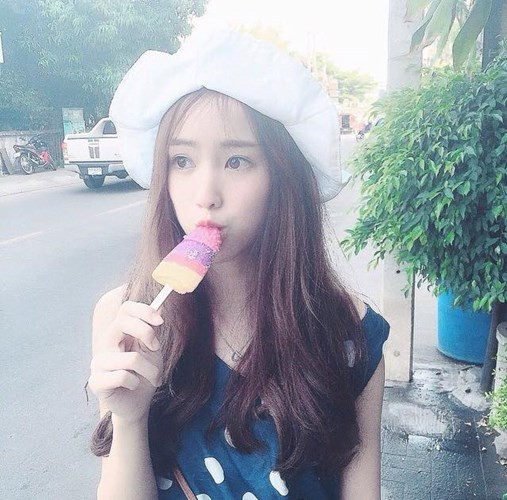 Pimtha, hot girl nổi tiếng nhất nhì tại Thái Lan với hình ảnh... tham ăn và phong cách thời trang cực chuẩn.