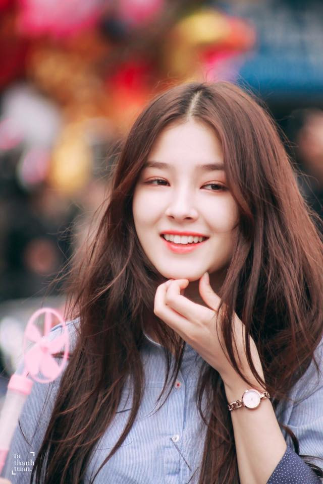 Nancy của nhóm Momoland sinh năm 2000, mang trong mình hai dòng máu Hàn – Mỹ. Nacy có mẹ là người Hàn Quốc, cha là người Mỹ.