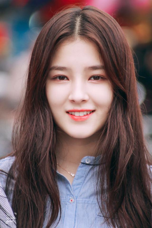 Thông tin về cô gái xinh đẹp ở phố đi bộ nhanh chóng được cư dân mạng tìm ra. Theo đó, cô gái này chính là thần tượng xứ Hàn có tên Nancy, thành viên nhóm nhạc Momoland mới ra mắt hôm 10/11/2016.