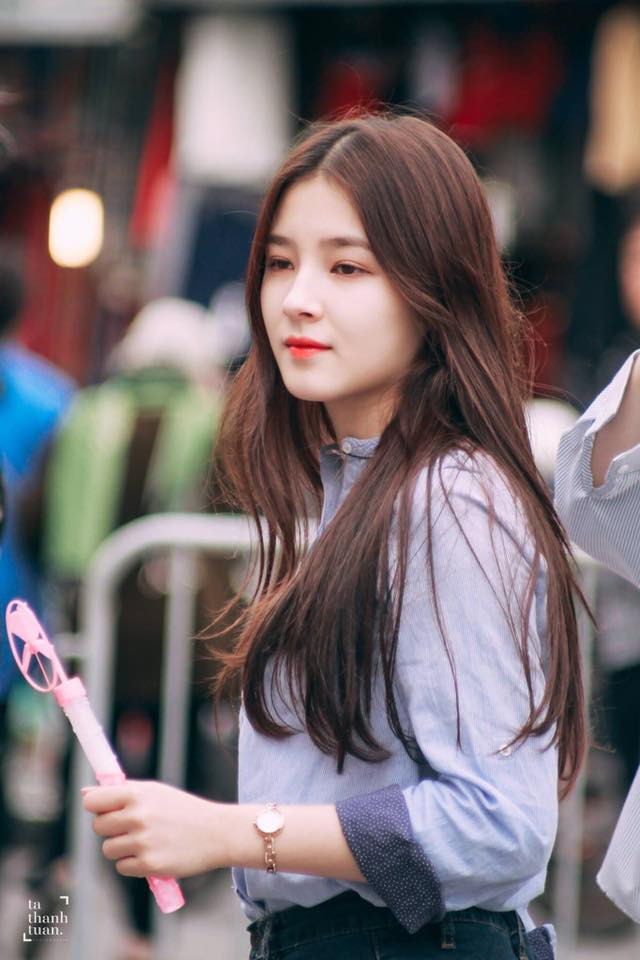 Hai ngày nay, hình ảnh cô gái nổi nhất phố đi bộ Hồ Gươm, Hà Nội khiến cư dân mạng Việt phải "mất ăn mất ngủ" để truy lùng danh tính. Ảnh: Tạ Thanh Tuấn.