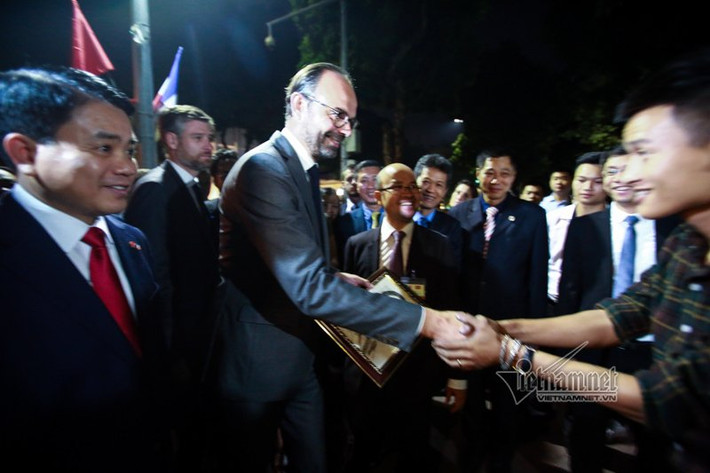 Ông bắt tay cảm ơn họa sĩ trẻ