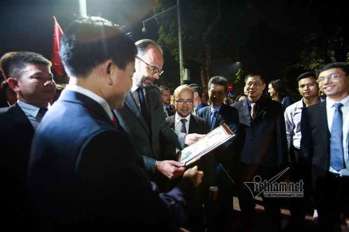 Trên đường đi dạo, Thủ tướng Pháp bất ngờ được một họa sĩ trẻ ký họa bức chân dung, ông vui sướng đón nhận món quà này.