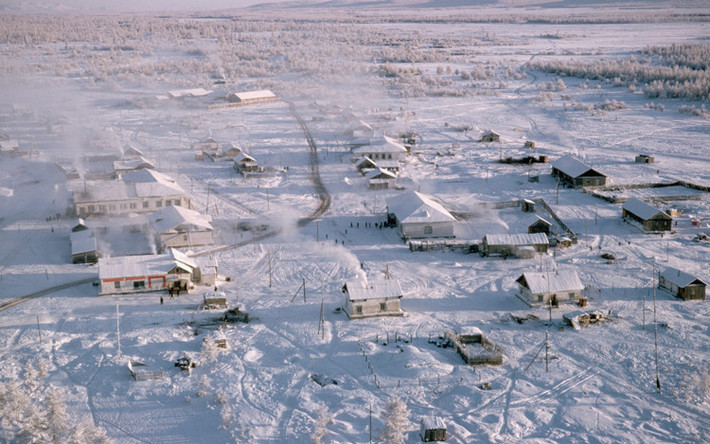Oymyakon, Siberia: Làng Oymyakon được cho là nơi lạnh nhất trên Trái đất có người sinh sống. Nhiệt độ thấp nhất từng được ghi nhận ở đây là -71 độ. Cả làng chỉ có 521 người sinh sống. Thức ăn chủ yếu của người dân là thịt vì nhiệt độ lạnh, mặt đất quanh năm đóng băng khiến cây trồng không thể phát triển. (Ảnh: Rough Guides).