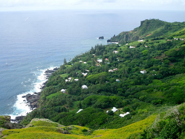 Quần đảo Pitcairn, Anh: Quần đảo Pitcairn nằm ở phía Nam Thái Bình Dương, thuộc phần lãnh thổ hải ngoại của Vương quốc Anh. Đảo có khoảng 50 người sinh sống. Nơi gần nhất quần đảo này là Tahiti và Gambier, nhưng cũng cách nhau hàng nghìn km. Hòn đảo không có sân bay và chỉ có thể được tiếp cận bằng tàu thuyền, mất khoảng 10 ngày nếu xuất phát từ đất liền của New Zealand. (Ảnh: Cntraveler).