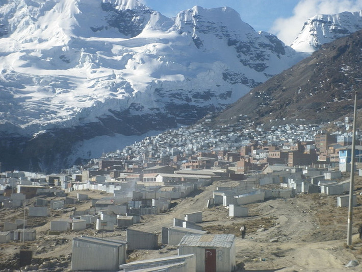 Thành phố La Rinconada, Peru: Thành phố miền núi hẻo lánh La Rinconada nằm ở độ cao hơn 5.000m. Tuy xa xôi hẻo lánh nhưng lại có tới 30.000 cư dân sinh sống ở đây. Hầu hết họ đều tham gia vào việc kinh doanh khai thác vàng. Không có đường bay nào đến thành phố nên cách duy nhất để đến đây là bằng xe tải vượt qua những con đường núi cực kỳ nguy hiểm. (Ảnh: Speleominas).