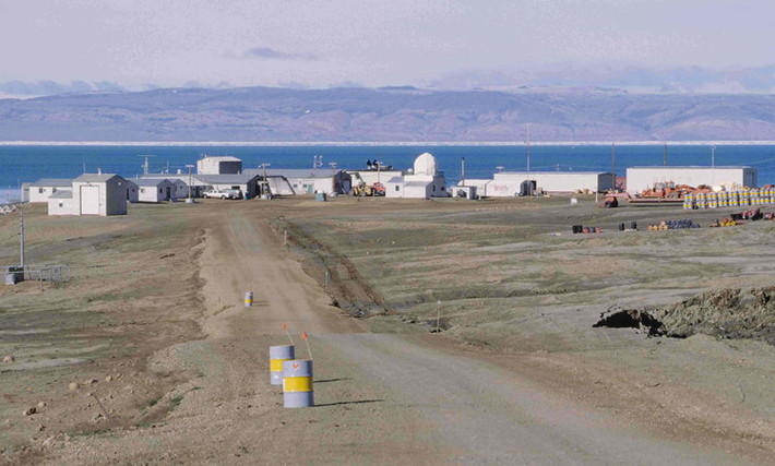 Làng Alert, Canada: Alert là một ngôi làng nhỏ nằm ở phía bắc vùng Nunavut Canada, cách Bắc Cực khoảng 800 km. Alert được cho là một trong những nơi xa xôi nhất trên Trái đất khi cách ngôi làng gần nhất tới 2.100km, nhiệt độ vào mùa đông có thể giảm xuống -40 độ khiến vùng đất này trở thành nơi rất khó khăn để sống. Chỉ có 5 người dân sinh sống ở đây. Do vị trí địa lý đặc biệt, làng Alert được chiếu sáng liên tục 24 giờ liên tục trong những tháng mùa hè, và chìm trong bóng tối trong mùa đông. (Ảnh: Panoramio).