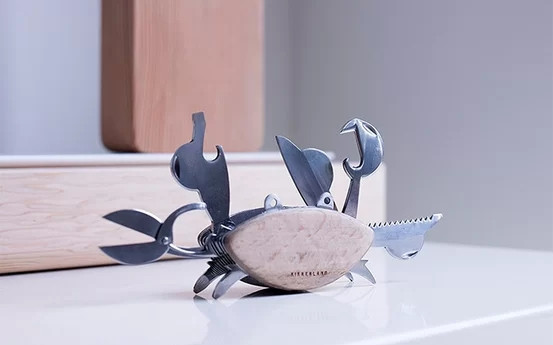 Trong thực tế, con cua có một cặp càng vô cùng mạnh mẽ, chủ yếu để phòng thủ, thu thập thức ăn, đào lỗ và khoe khoang sức mạnh để có được quyền giao phối. Dựa trên hình ảnh của những con cua, các nhà thiết kế đã thiết kế ra công cụ đa năng vô cùng tinh tế này. Công cụ có khả năng thực hiện một loại các tác vụ khác nhau, rất tiện ích.