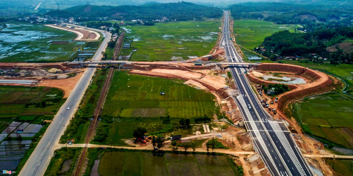 Toàn cảnh vòng xoay cao tốc Đà Nẵng - Quảng Ngãi nối với đường Trì Bình đến cảng Dung Quất. Làm việc với huyện Bình Sơn ngày 2/11, đại diện Ban quản lý dự án cao tốc Đà Nẵng - Quảng Ngãi (VEC) thừa nhận vòng xoay cao tốc ở huyện Bình Sơn đang lún quá mức cho phép và cần 300 ngày để khắc phục.