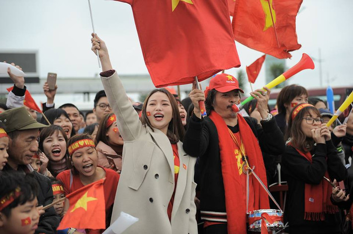 Kế hoạch ban đầu, đội tuyển U23 Việt Nam sẽ về đến sân bay quốc tế Nội Bài vào lúc 11h30. Tuy nhiên, chuyến bay sẽ hạ cánh lúc 13h muộn hơn so với dự kiến. Sau lễ đón tại Sân bay, đội tuyển sẽ về báo công trước Lăng Chủ tịch Hồ Chí Minh, trước khi vào Trụ sở Chính phủ dự cuộc gặp Thủ tướng Chính phủ Nguyễn Xuân Phúc.