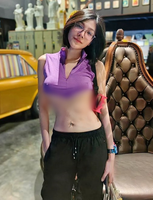 Cô nàng không ngần ngại diện trang phục hở chân ngực, khiến người nhìn cũng phải ngại thay.
