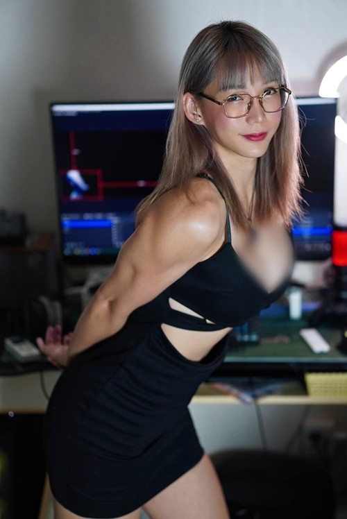 Mới đây, những hình ảnh về một hot girl cơ bắp, thích diện đồ thiếu vải, hở hang, khoe dáng vóc của mình được lan truyền rộng rãi. (Nguồn ảnh: IG)