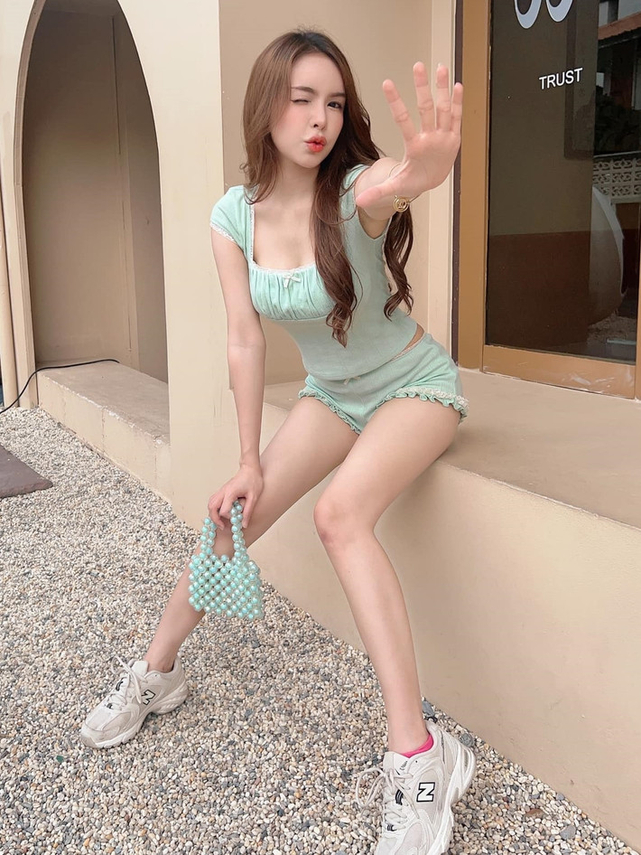 Trong những hình ảnh này, hot girl Soithip Palwongpaisal diện một set đồ thun màu xanh ngọc nhạt, khoe trọn vẻ đẹp cuốn hút của cô nàng.