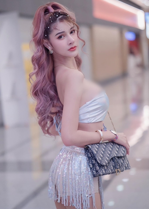 Hot girl xinh đẹp Aareya Laman, người Thái Lan, mới đây gây xôn xao khi xuất hiện với vẻ ngoài bắt mắt trong trang phục màu bạc, lấp lánh. (Nguồn ảnh: IG)
