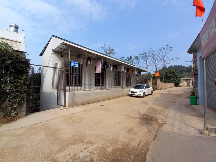 Quá trình điều tra xác định, vào tháng 9/2021, sau khi ly hôn chồng, chị Nguyễn Thị L. là mẹ của cháu Đỗ Ngọc A. đưa theo con gái về sinh sống cùng Huyên tại căn phòng thuê trọ tại thôn Phú Đa 1 (xã Cần Kiệm, huyện Thạch Thất) ở.