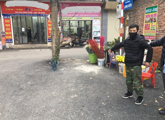 Đến tháng 11/2021, Huyên bỏ 2 chiếc đinh vít vào miệng rồi đổ nước bắt cháu bé uống. Sau đó, bé gái được mẹ đưa đến bệnh viện để lấy 2 dị vật ra. Tháng 12/2021, thấy bé A. không ngủ, Huyên đã đánh gãy tay phải của cháu bé.