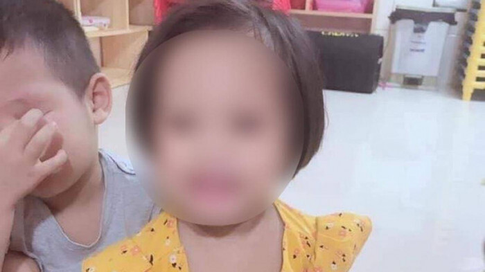 Khuya ngày 12/3, nhiều người thân của cháu bé, trong đó có cả người mẹ của bé đã có mặt tại Bệnh viện Đa khoa Xanh Pôn để chứng kiến lực lượng chức năng khám nghiệm pháp y thi thể bé gái. Sau đó, bé A. sẽ được đưa về gia đình ở Thạch Thất và hỏa thiêu tại Ba Vì.