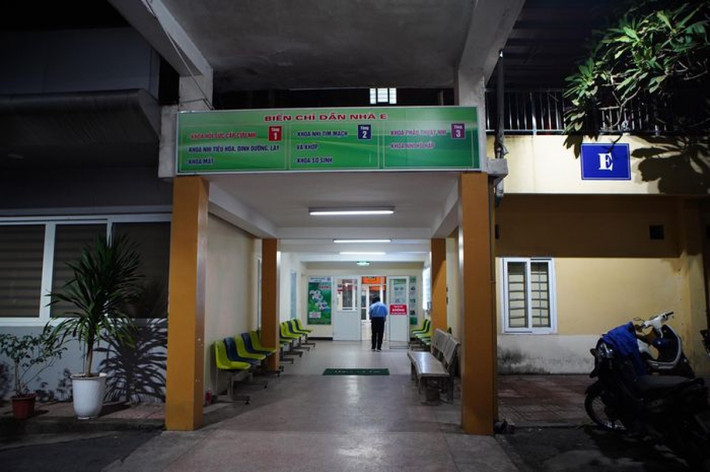 Tối 12/3, bé gái Đ.N.A. (3 tuổi, bé gái bị người tình của mẹ là Nguyễn Trung Huyên đóng đinh vào đầu) đã tử vong sau gần 2 tháng điều trị tại Bệnh viện Xanh Pôn, Hà Nội.