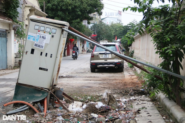 Tuy nhiên tới nay, dự án này đang bị chậm tiến độ hơn một năm trời khiến nhiều hạng mục đang thi công dở dang trở thành "nỗi ám ảnh" với người dân. Một số người dân cho biết, sau khi đơn vị thi công di chuyển các bốt điện ra gần giữa đường để đổ bê tông chân đê Âu Cơ, thì tới nay vẫn chưa thấy họ di chuyển và lắp đặt lại các bốt điện này. Việc để các bốt điện nằm chỏng chơ giữa đường gây nguy hiểm cho người dân và người tham gia giao thông.