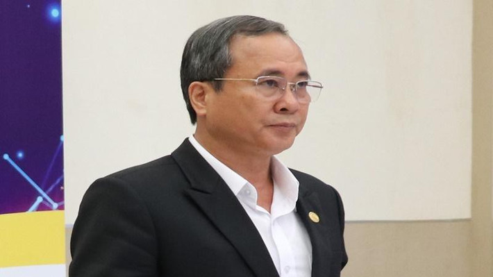 Cơ quan điều tra xác định, ông Trần Văn Nam và ông Trần Thanh Liêm đã ký những văn bản, đồng ý áp giá đất thấp hơn nhiều mức giá quy định (cụ thể là 51.914 đồng/m2 đất) để giao các diện tích “đất vàng” cho Tổng Công ty 3/2 do bị can Nguyễn Văn Minh làm chủ tịch. Các diện tích “đất vàng” gồm 145ha (Khu nghỉ dưỡng đảo Hồ Điệp) và 43ha tại phường Hòa Phú, TP Thủ Dầu Một. Bị can Minh cùng cấp dưới dùng các diện tích đất này để góp vốn vào các công ty tư nhân (công ty Tân Phú, Tân Thành, Âu Lạc, Impco...), biến đất công thành đất tư, hưởng lợi số tiền lớn. Các bị can trong vụ án được xác định gây thiệt hại cho Nhà nước tổng số tiền hơn 1.850 tỷ đồng.