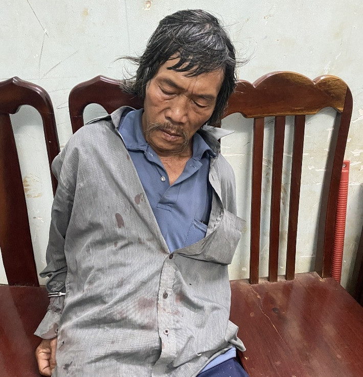 Bắt kẻ sát hại dã man người làm rẫy. Công an tỉnh Bà Rịa - Vũng Tàu vừa cho biết đang tạm giữ Nguyễn Trang (70 tuổi, trú xã Tân Lâm, huyện Xuyên Mộc) để điều tra về hành vi Giết người. Chiều 12/3, người dân phát hiện thi thể ông Vi Văn Sằn (51 tuổi, quê huyện Chi Lăng, tỉnh Lạng Sơn) nằm chết trên võng tại khu vực rẫy, thuộc ấp Bàu Ngứa, xã Tân Lâm với vết dao trên ngực. Cảnh sát sau đó xác định, Trang là nghi phạm.