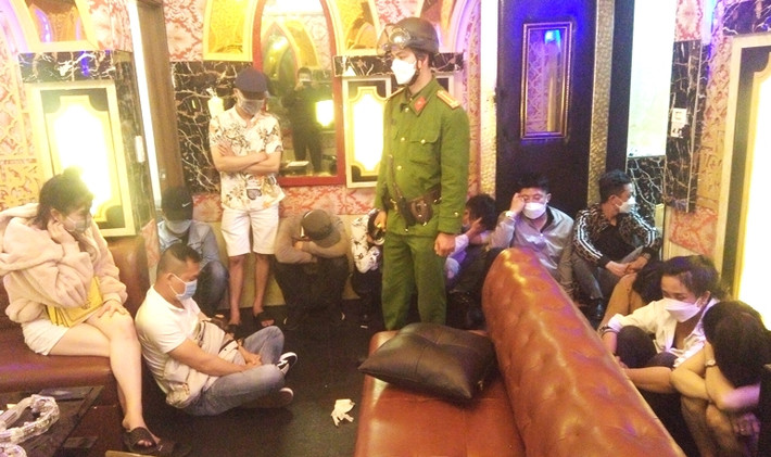 15 nam nữ "bay lắc" ngày khai trương quán karaoke. Rạng sáng 13/3, các đơn vị thuộc Công an TP Đà Lạt đã bắt quả tang 15 đối tượng, gồm 9 nam và 6 nữ đang "bay lắc" trong 1 phòng của quán karaoke trên đường Trần Phú. Cảnh sát thu giữ một đĩa sứ còn sót lại tinh thể màu trắng (ketamine). Nhóm nam nữ trên mua về để sử dụng, bay lắc từ đêm 12/3 nhân dịp khai trương quán karaoke.