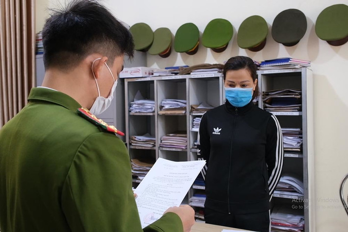 Nguyên kế toán trưởng công ty môi trường kê khống tiền lương. Phòng CS kinh tế Công an tỉnh Cao Bằng vừa khởi tố, bắt bị can Ma Thị Thu Hằng - nguyên Kế toán trưởng Công ty TNHH Đầu tư và môi trường Cao Bằng về tội Tham ô tài sản. Từ năm 2012 - 2016, Hằng đã lợi kê khai, thanh toán khống tiền lương nhân công, tiền mua vật tư, hàng hóa… để chiếm đoạt số tiền trên 400 triệu đồng.