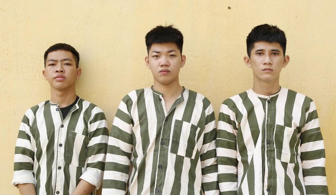 Hỗn chiến sau va chạm giao thông. Công an TP Thuận An (Bình Dương), đang tạm giữ Bồ Minh Trung (20 tuổi, TP Thuận An), Phan Long Hồ (22 tuổi), Cao Vĩnh Kỳ (19 tuổi, cùng quê An Giang), Võ Minh Bằng (18 tuổi, Bến Tre) cùng một người khác để điều tra hành vi Cố ý gây thương tích. Tối 7/3, Trung và Bằng xảy ra va chạm với xe máy của Nguyễn Bình Dương (19 tuổi, quê Đắk Lắk). Bằng đã đánh vào mũ bảo hiểm của Dương. Sau đó, Dương rủ Ngô Viết Hòa (18 tuổi, quê Đắk Lắk) tìm Trung, Bằng và 2 nhóm đã hỗn chiến khiến Trung, Bằng, Hoà và Dương bị thương.