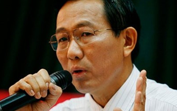 Năm 2011, ông Cao Minh Quang cũng dính lùm xùm liên quan đến bằng tiến sĩ “tự phong”. Thời điểm đó, một số cơ quan báo chí nêu việc Thứ trưởng Bộ Y tế Cao Minh Quang không có bằng tiến sĩ (Ph.D) nhưng tự nhận là tiến sĩ dược khoa. Sau đó, Cục Khảo thí và kiểm định chất lượng giáo dục (Bộ GD&ĐT) khẳng định, “Licentiatexamen” của ông Quang chỉ là văn bằng trình độ trung gian, không phải tiến sĩ.
