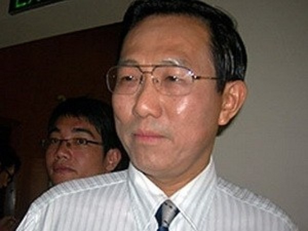 Ngoài ra, ông Cao Minh Quang còn khai nhận học vị tiến sĩ không đúng thực chất văn bằng được cấp theo chương trình đào tạo tại Thụy Điển, cũng như công văn số 965/SHĐ, ngày 12/02/2001 xác định học vị tương đương tiến sĩ của Bộ GD&ĐT. Với những vi phạm, khuyết điểm nêu trên, Ủy ban Kiểm tra Trung ương khóa XI quyết định thi hành kỷ luật ông Cao Minh Quang bằng hình thức cảnh cáo.