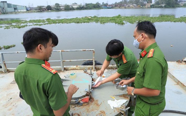 Đáng chú ý, quá trình điều tra, Công an Đồng Nai cũng làm rõ việc Ngô Văn Thụy, Đội trưởng đội 3, Cục điều tra chống buôn lậu nhận của nhóm Hữu 10.000 USD, 500 triệu đồng và 1 thẻ ATM với số dư 100 triệu đồng trong tài khoản. Ngoài hối lộ cho Ngô Văn Thụy, Hữu và Từ còn có hành vi đưa hối lộ cho một số cá nhân là quân nhân trong lực lượng Cảnh sát biển, Bộ đội Biên phòng. Do đó, cơ quan công an đã chuyển tài liệu, chứng cứ sang Cơ quan Điều tra hình sự, Bộ Quốc phòng để điều tra, xử lý theo thẩm quyền.