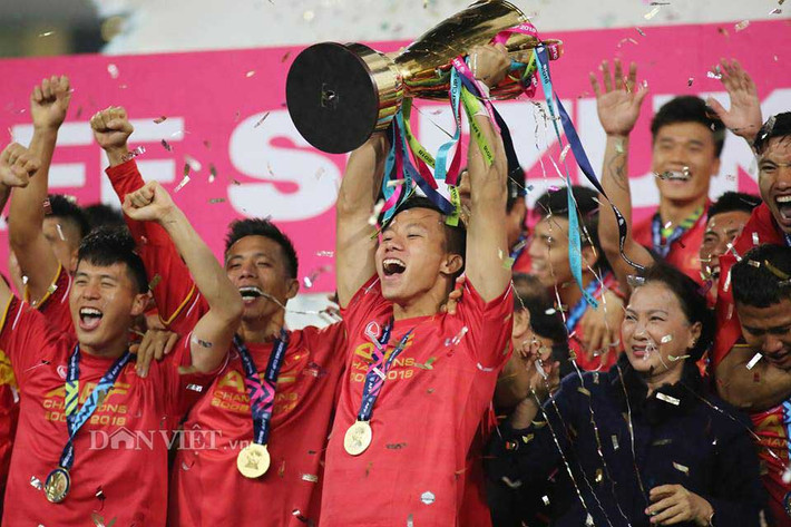Cả đội tuyển Việt Nam cùng giương cao chiếc cúp vô địch AFF Cup 2018. Trong ảnh còn có sự góp mặt của Chủ tịch Quốc hội Nguyễn Thị Kim Ngân.